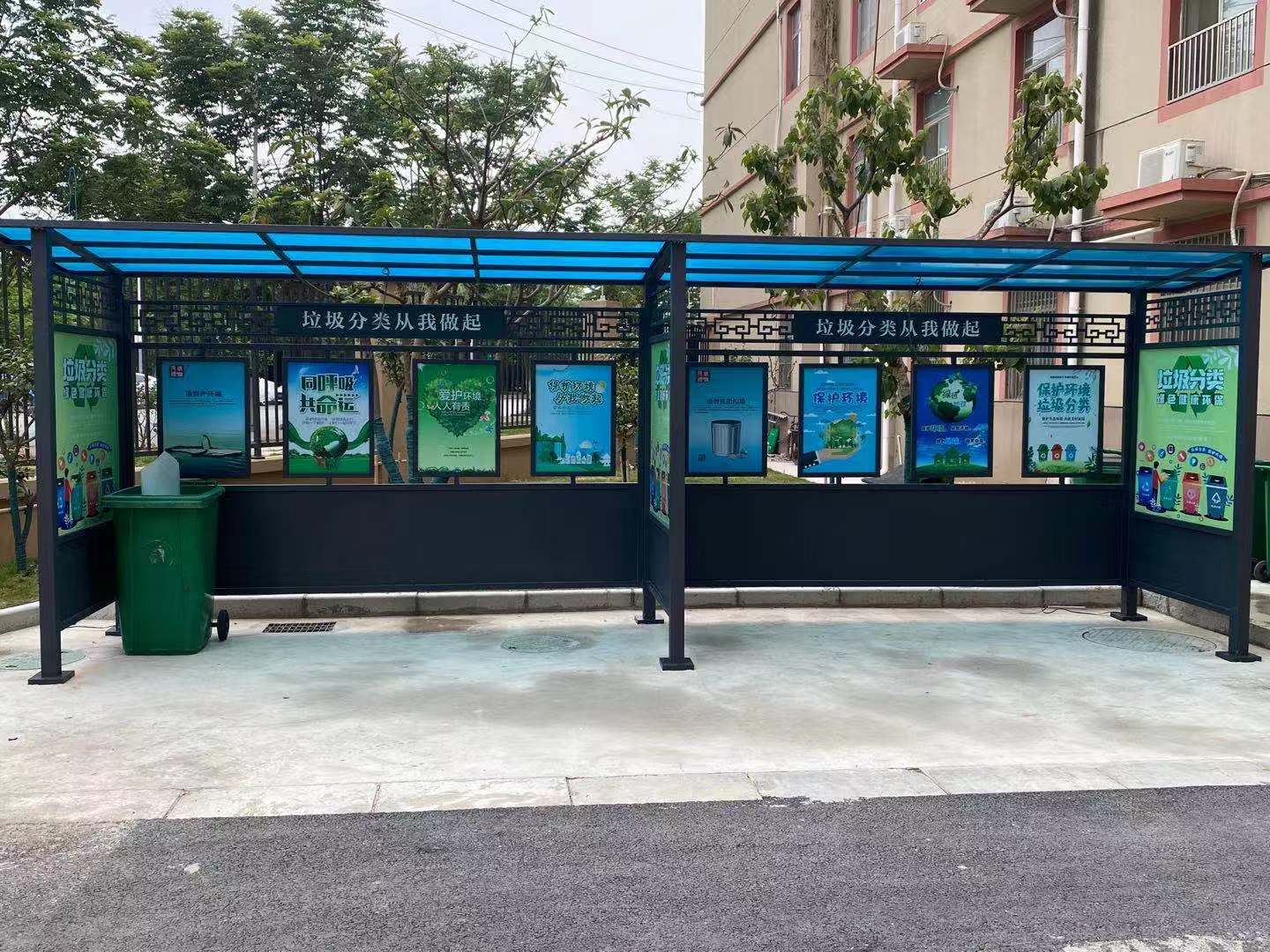 无锡学校垃圾分类亭,顶部采用湖蓝色的阳光板制作,整体金属部分是镀锌